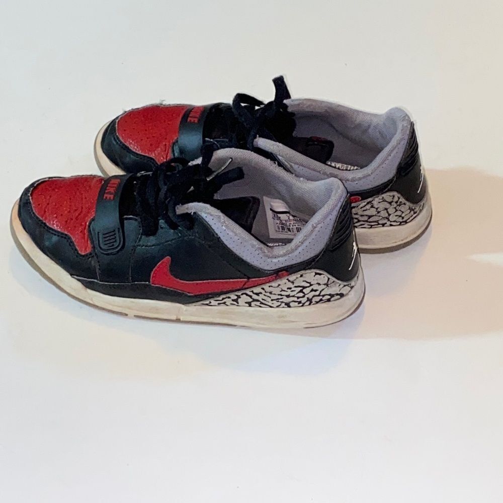 Nike Kids Black and Red Sneakers Size 2.5Y Not Insoles - Picture 3 of 15